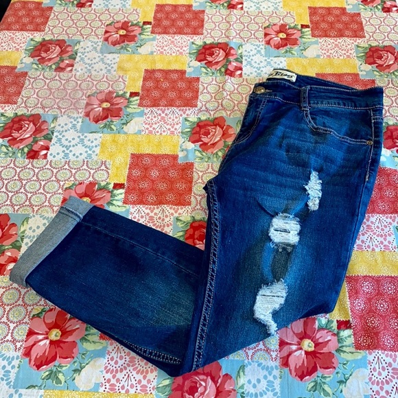 ๐ Paris Blues Distressed Stretchy Capris! - Picture 5 of 8
